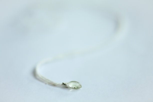 闭合小清晰吊坠与蕾丝概念照片图片下载