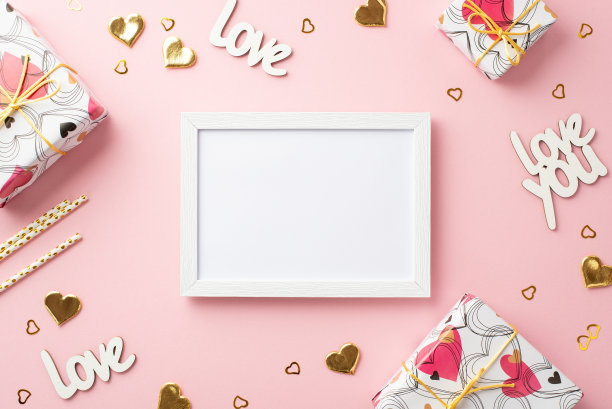 情人节的概念。顶部视图照片相框礼盒金色心形纸屑铭文爱你和吸管在孤立的粉彩粉红色背景与空白图片下载