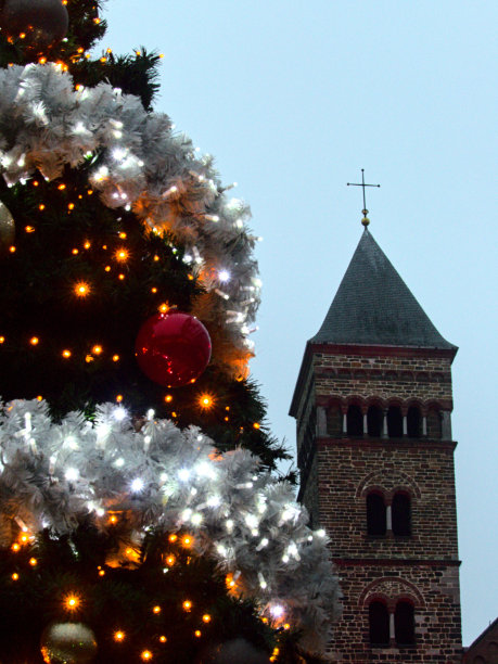 马斯特里赫特，2022年12月:在节日期间参观美丽的荷兰马斯特里赫特市图片下载