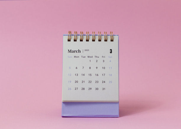 2023年3月。2023年的月历已经摆上了桌子。图片下载