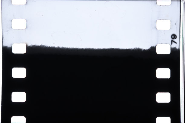 灰尘和肮脏的35mm胶片纹理或表面。相机胶片穿孔划伤。图片下载