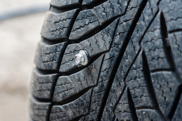 汽车轮胎上的大号金属自攻螺钉图片下载