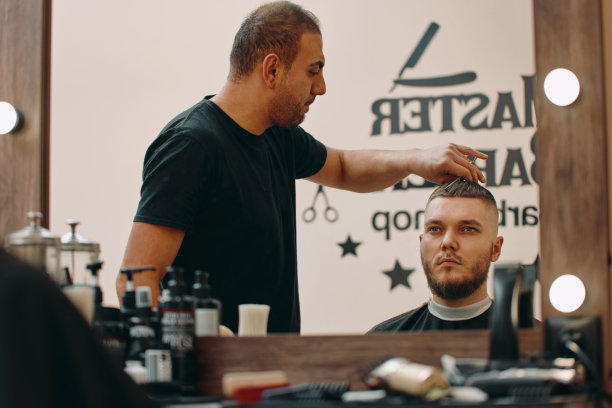 理发师在理发店用剪刀做发型图片下载