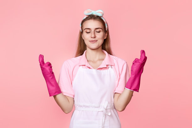 女人戴着橡胶手套，手指交叉图片下载