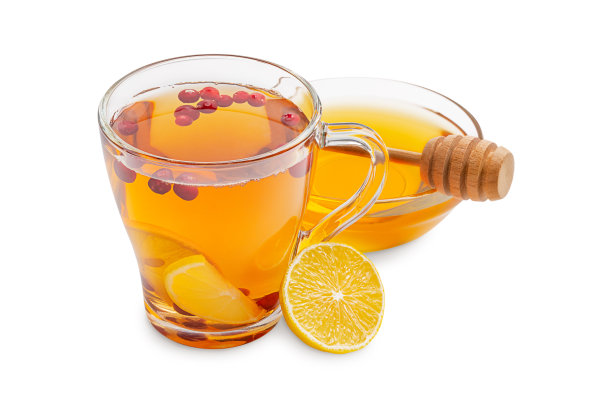 一杯热腾腾的天然草药茶，白色背景上有蔓越莓、柠檬片和甜蜂蜜图片下载