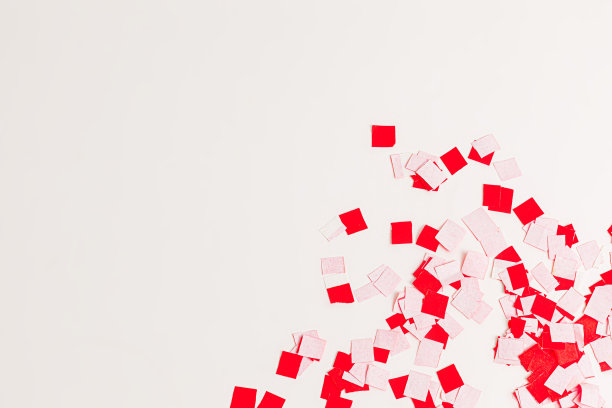 创意节日，农历新年框架与红色纸屑纸在白色背景，顶视图图片下载