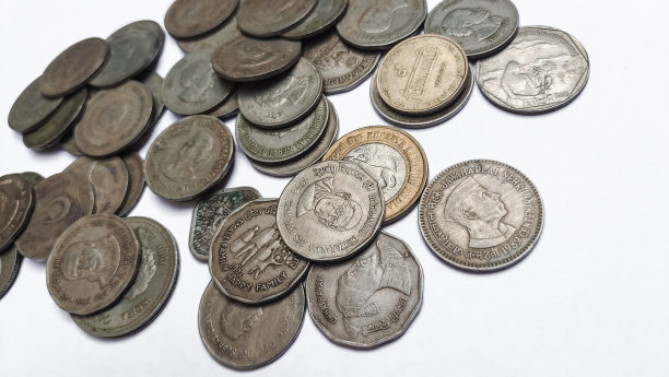 白色背景上孤立的一堆旧银币图片下载