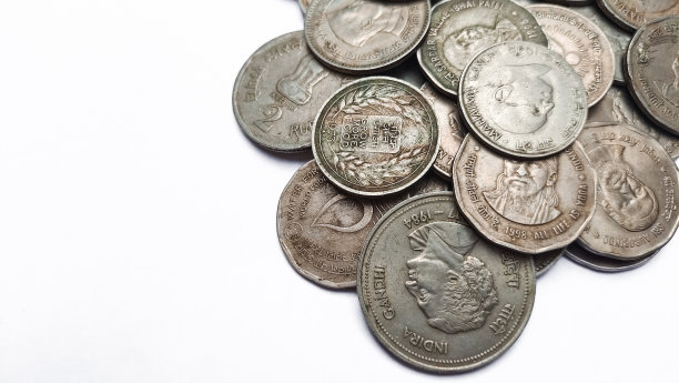 古老的稀有银币孤立在白色背景上图片下载