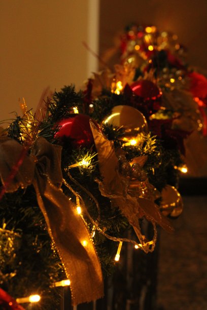 装饰扶手的圣诞装饰品。灯。球图片下载