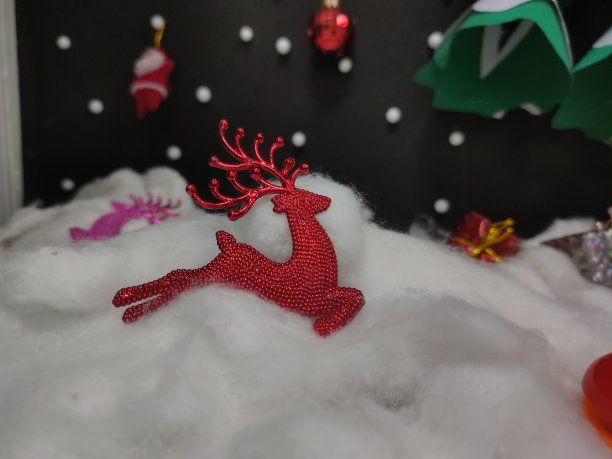 华丽的马鹿在蓬松的棉花与深色背景图片下载