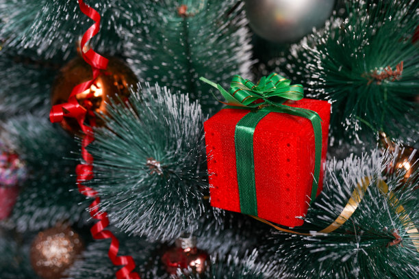 新年红色礼盒或圣诞树红丝带图片下载