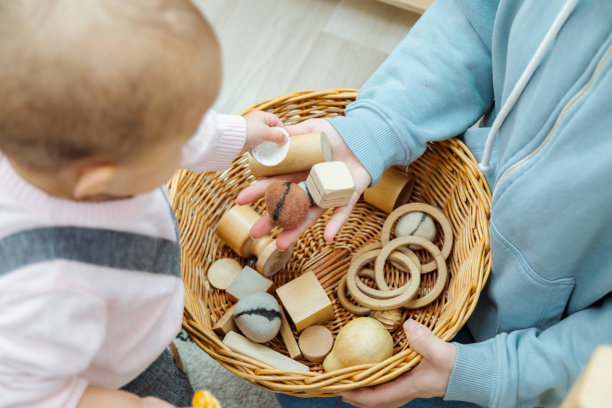 母亲和幼儿玩蒙台梭利玩具特写图片下载