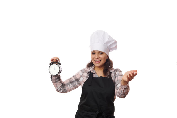 穿着围裙的可爱糕点师，拿着闹钟，邀请客人参观新开的咖啡馆、糕点店或餐厅图片下载