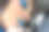年轻女子在车里涂口红图片下载