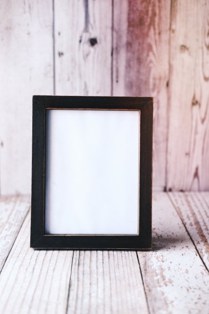 木制背景上的空框架。图片下载