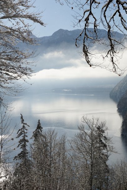 Pier on Lake Königssee in winter. A snow-covered pier on Lake Koenigssee. Berchtesgaden in winter. Upper Bavaria under the snow. An electric large passenger boat sails on the Royal Jako is Lake of Bavaria.图片下载