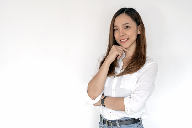 白色背景上美丽的女商人的肖像图片下载