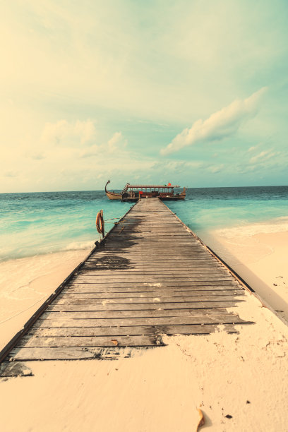 被沙子覆盖的海滨木板路图片下载