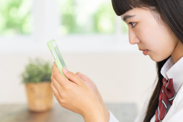 女学生使用智能手机，校服，图片下载