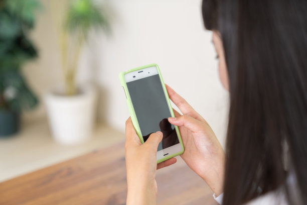 女生用智能手机，手，校服，图片下载