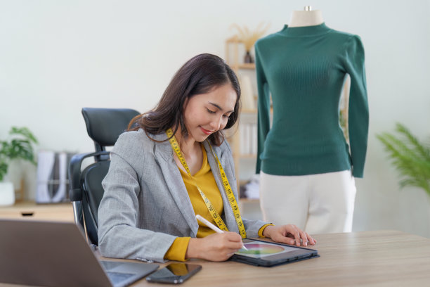 亚洲女性时装设计师布裁缝创意工作的新系列。快乐的网上商店老板准备运输订单。图片下载