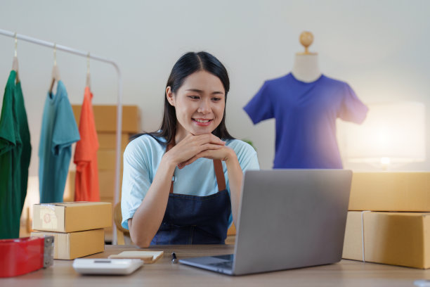 亚洲女性时装设计师布裁缝创意工作的新系列。快乐的网上商店老板准备运输订单图片下载