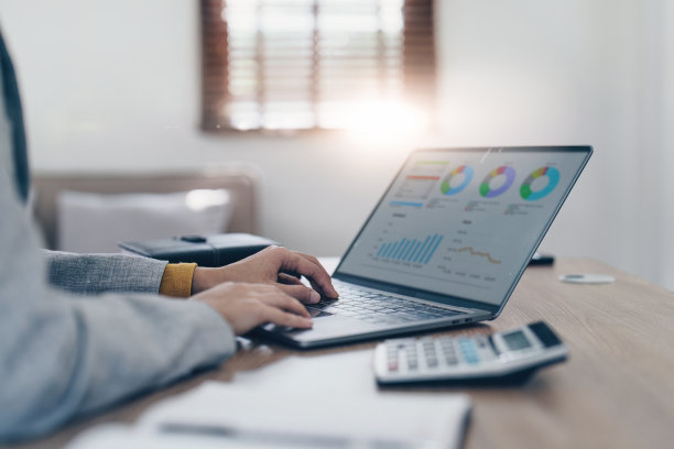 亚洲商务女性，在家办公，分析财务报告。会计与财务概念图片下载