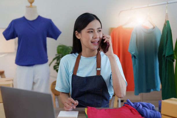 亚洲女性时装设计师布裁缝创意工作的新系列。快乐的网上商店老板准备运输订单图片下载
