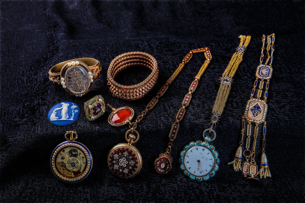 一套奢华的埃及黄金古董珠宝和配件与彩色宝石图片下载