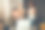 忙碌的年轻办公室经理和他的同事在后台图片下载