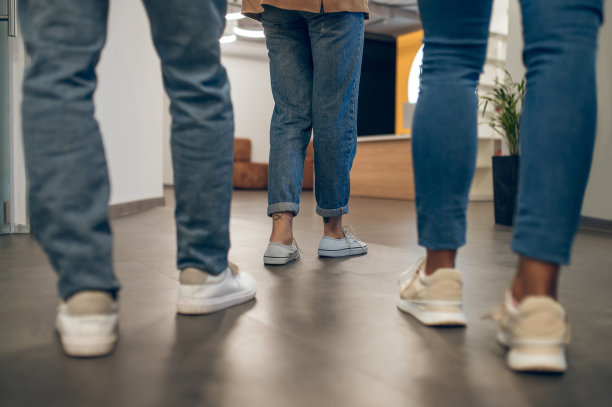 三个人在灯火通明的走廊里图片下载