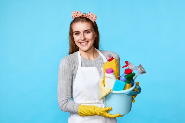 戴手套的女人拿着清洁用品的桶图片下载