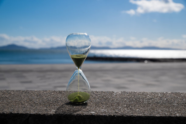 沙滩上的沙漏图片下载