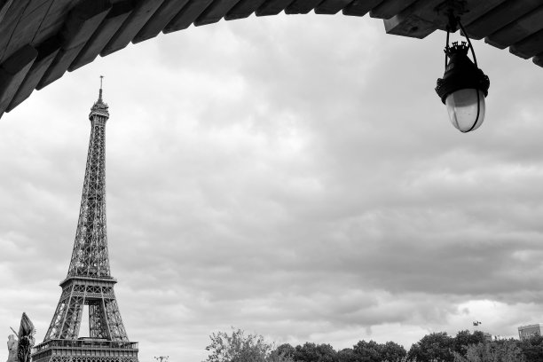 法国巴黎埃菲尔铁塔的单色照片图片下载