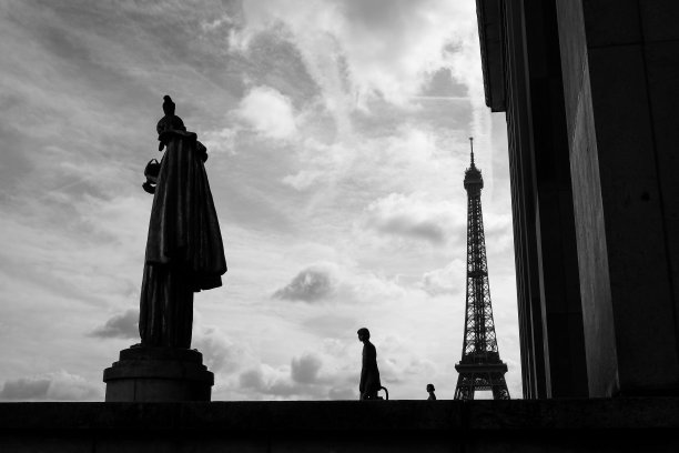 法国巴黎埃菲尔铁塔的单色照片图片下载