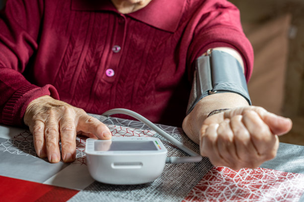 一位老年妇女在检查自己的血压图片下载