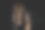 选择性地把注意力集中在女子手中的网球上，女子挥舞球拍击球图片下载