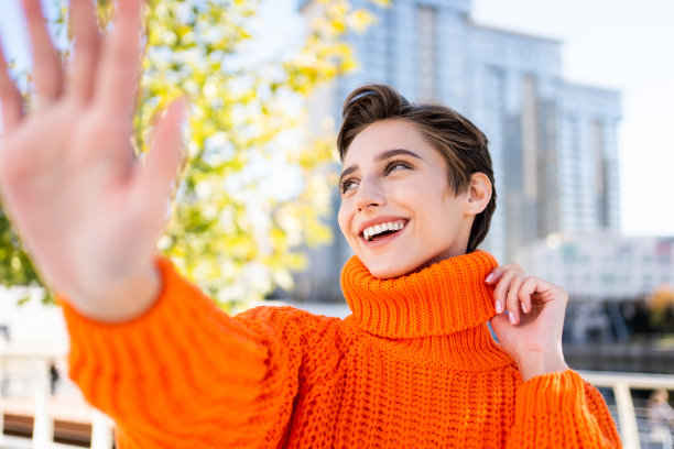 城里一个漂亮的短发姑娘图片下载