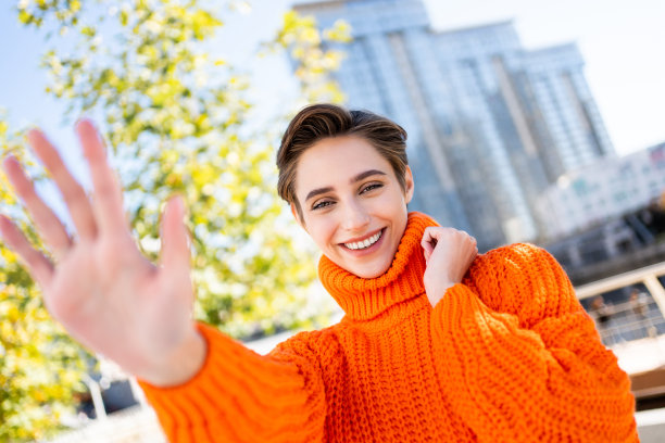 城里一个漂亮的短发姑娘图片下载