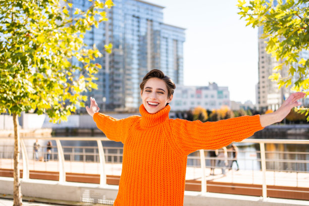 城里一个漂亮的短发姑娘图片下载