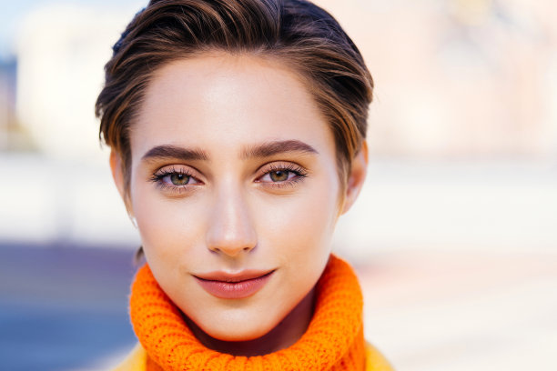 城里一个漂亮的短发姑娘图片下载