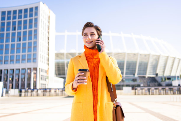 城里一个漂亮的短发姑娘图片下载