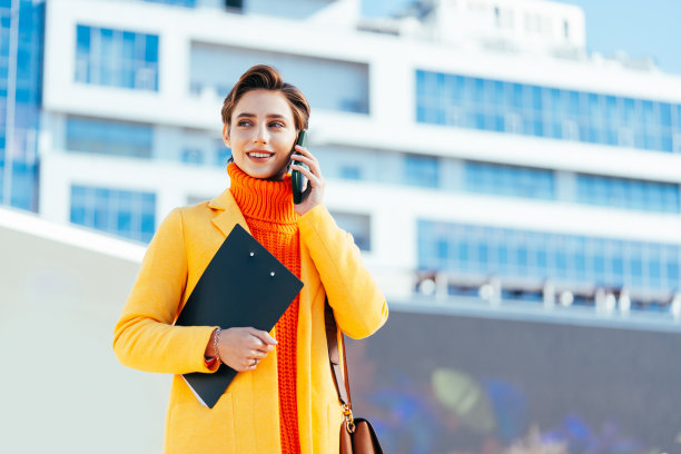 城里一个漂亮的短发姑娘图片下载