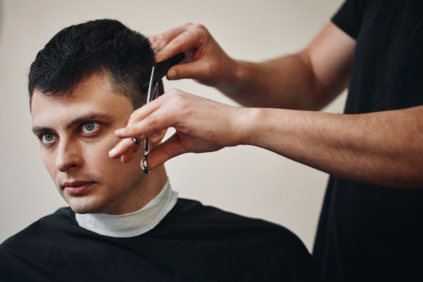 理发师在理发店为男士理发图片下载