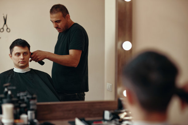 在理发店剃须的白人男子图片下载