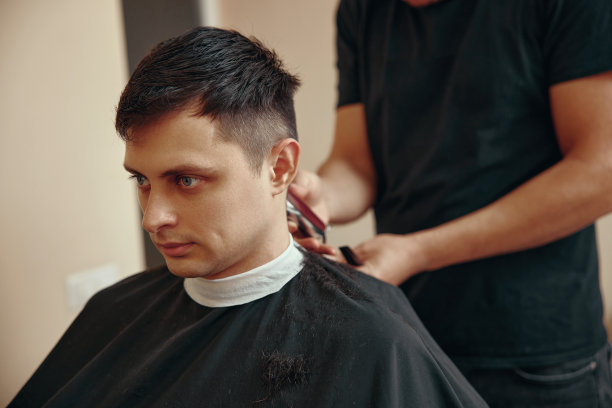 在理发店剃须的白人男子图片下载