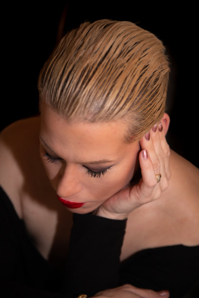 一个美丽的金发女人的肖像与绿色的眼睛图片下载