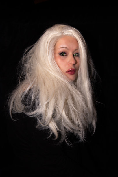 一个美丽的金发女人的肖像与绿色的眼睛图片下载