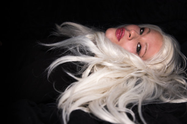 一个美丽的金发女人的肖像与绿色的眼睛图片下载