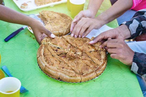 手拿加利西亚金枪鱼派图片下载